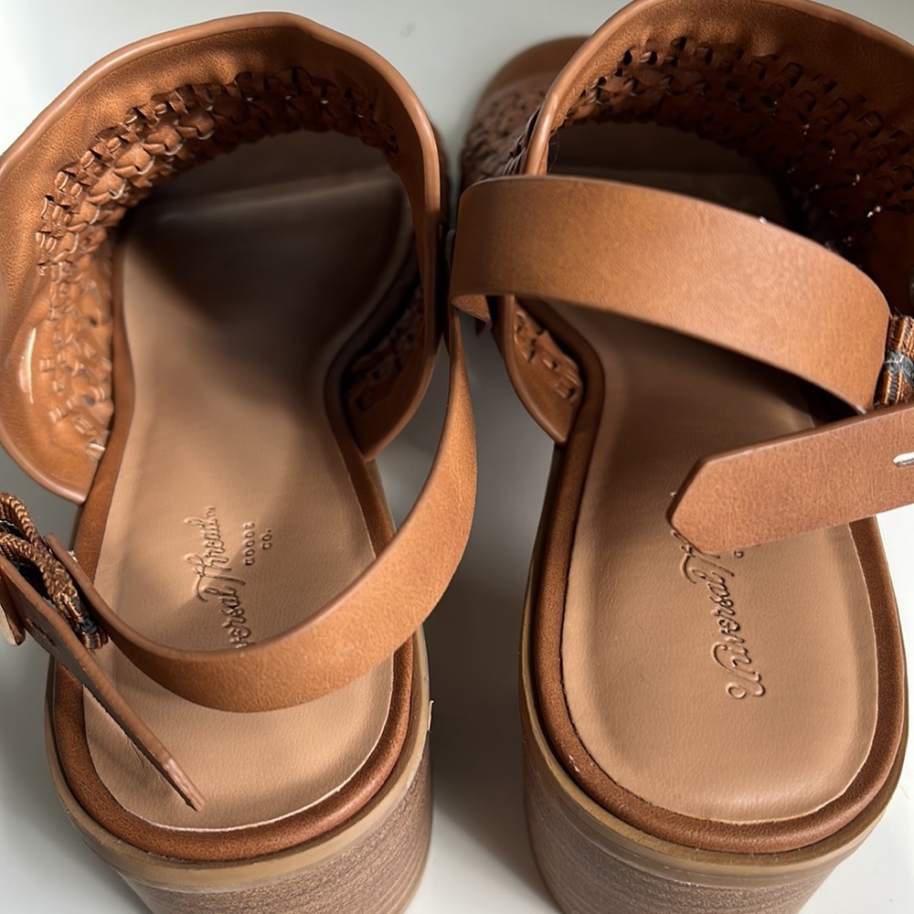 Universal Thread sandals - Picture 3 of 6